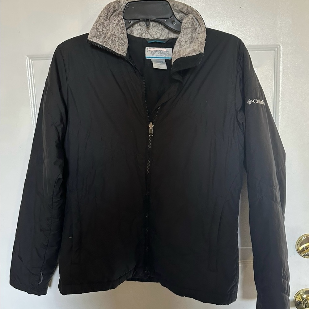 Women’s Columbia Black Jacket with Gray Collar Lining size and zip pockets.